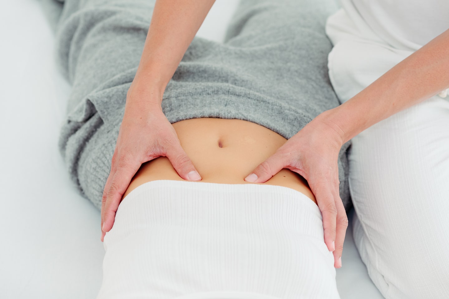Shiatsu Massage - Abtasten des Bauches Ablauf einer Shiatsu Behandlung: Tasten